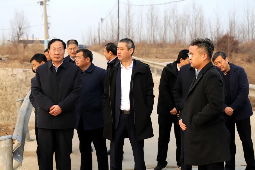 莒南县委书记黄慧林调研鸡龙河沿岸水质情况