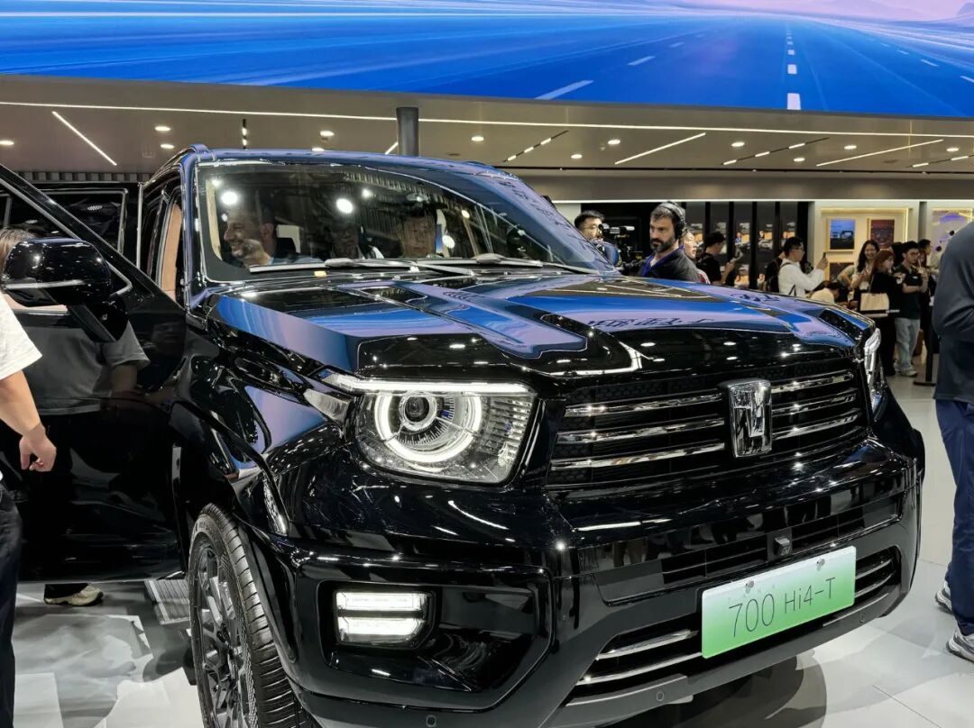 北京车展成雷军粉丝见面会!大佬集体"下海"当车模