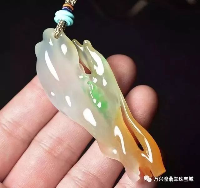 一块白玉手镯芯，雕刻师傅设计的是美女一枚