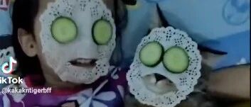 妈妈以为家里的猫丢了,急得到处找猫，直到女儿房间看到这一幕,瞬间哭笑不得!