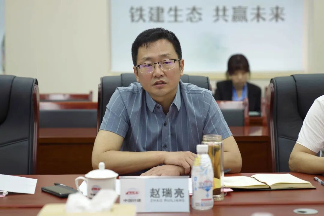 6月17日,生态公司总经理赵瑞亮会见路桥公司总会计师,总法律顾问余