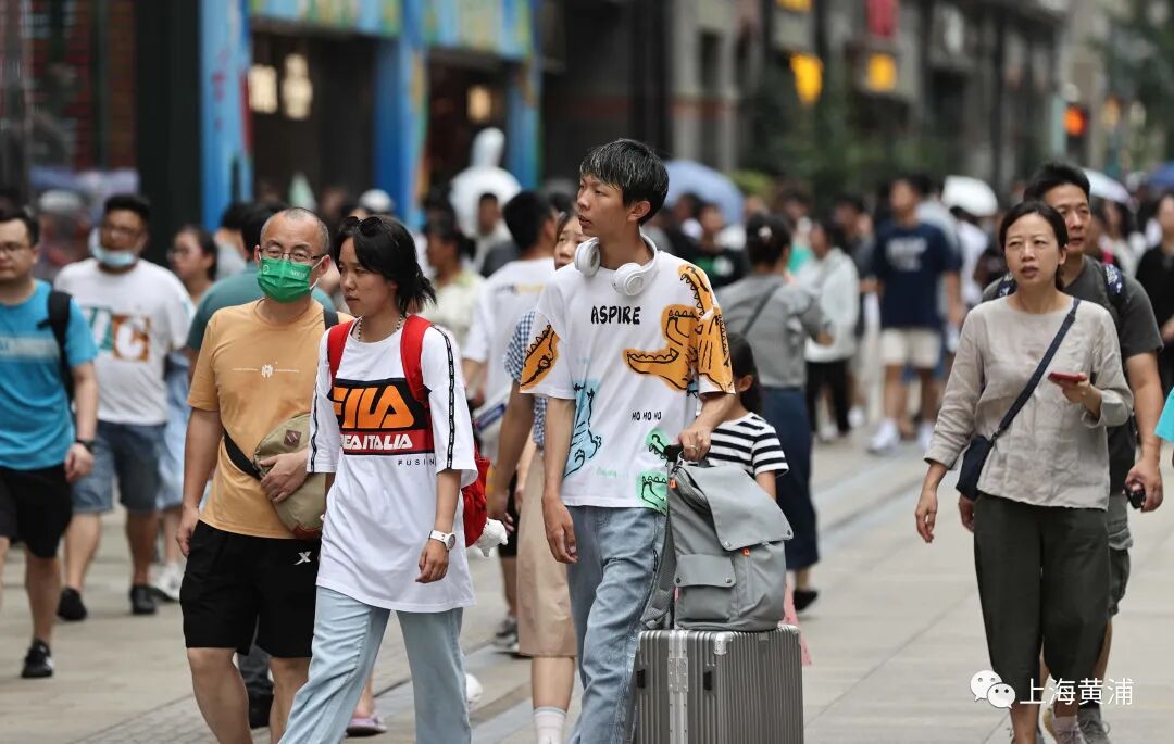 街拍黄浦花式逛街潮人出没南京东路步行街