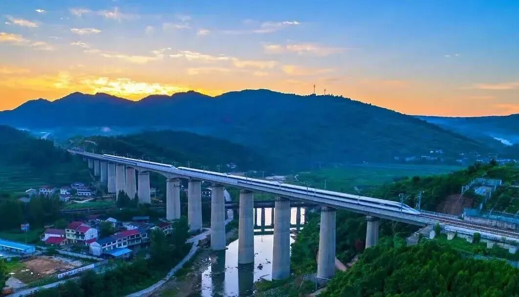 成绵,绵广,绵遂,成绵复线,成巴,绵西,德遂,绵苍9条高速公路建成通车
