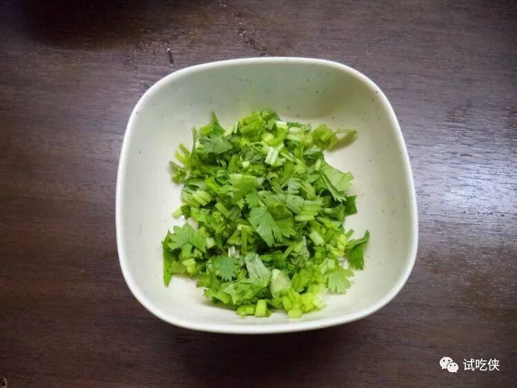 3.香菜洗净切碎