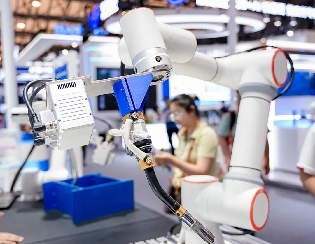 伟景智能携焊接抓取相机,人形采摘机器人登陆2024上海机器视觉展
