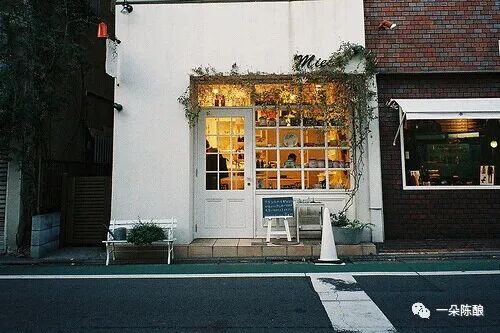 与其互为人间，不如自成宇宙。