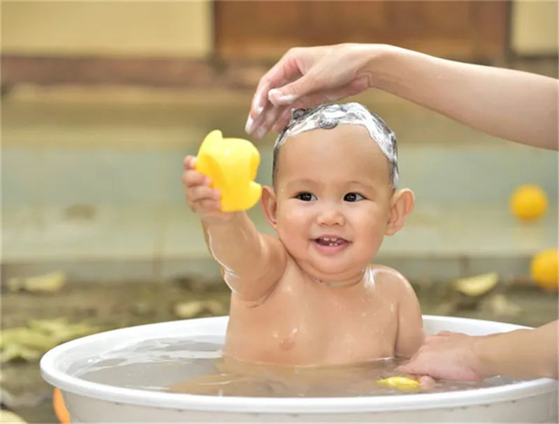 夏季洗澡洗不對，孩子太受罪！尤其這幾點，很多家長都犯了 親子 第3張