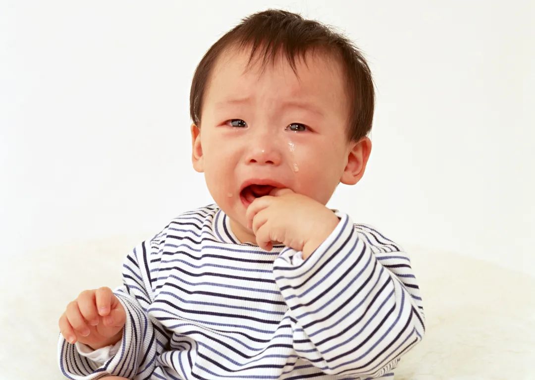 寶寶總吃手怎麼辦？了解這些原因，不哭不鬧解決吃手癮 親子 第4張
