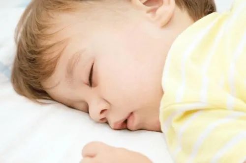 孩子睡覺有這個表現一定要注意！嚴重會影響智力發育，這樣做減輕孩子痛苦 親子 第2張
