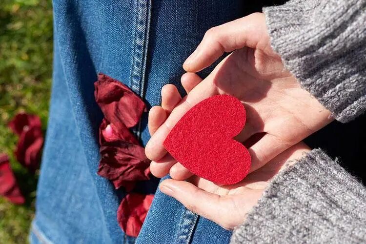 人怕伤心，树怕伤根。