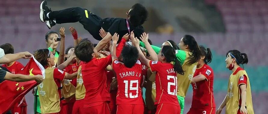 打着鼓拿冠军的中国女足姑娘太酷了！这些体坛巨星，个个都是隐藏的音乐家