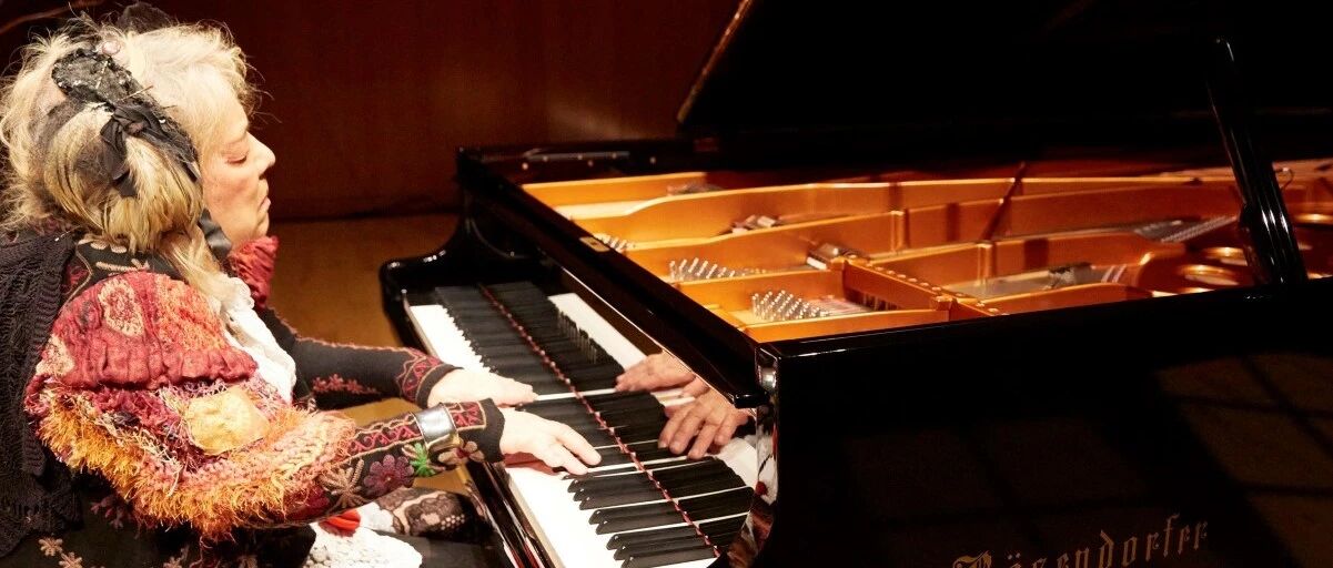 她是“女版贝多芬”，两度失聪流浪半生，67岁终于爆火！