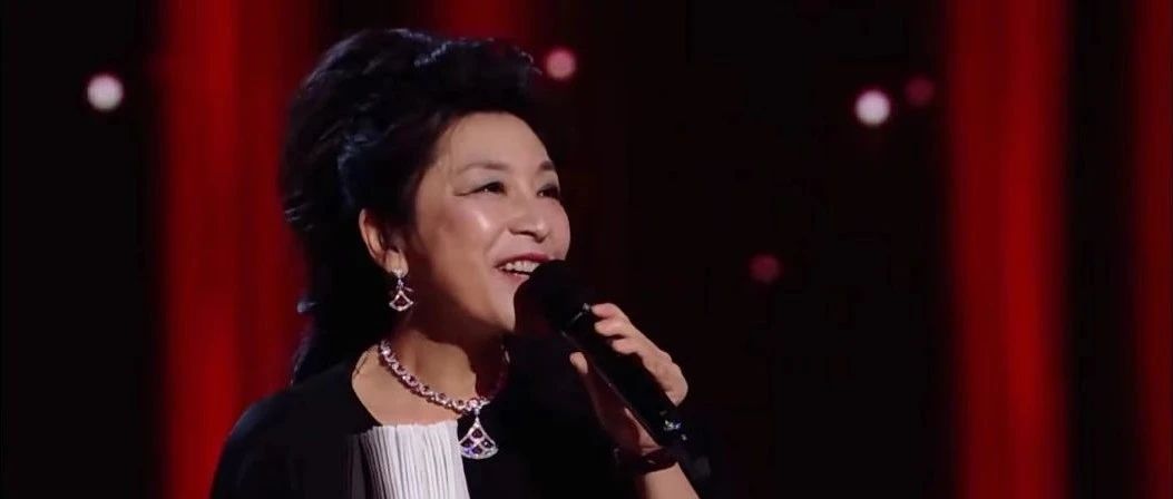 60岁小野丽莎中国开唱《玫瑰人生》,最坚硬的心也会听醉
