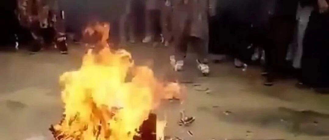 阿富汗音乐家的乐器被焚烧，一边在哭泣，一边在狂笑…