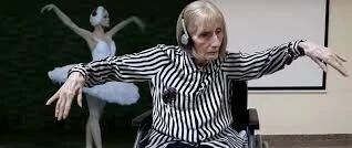 当《天鹅湖》响起，73岁失忆的她，在轮椅上跳出了最美的芭蕾