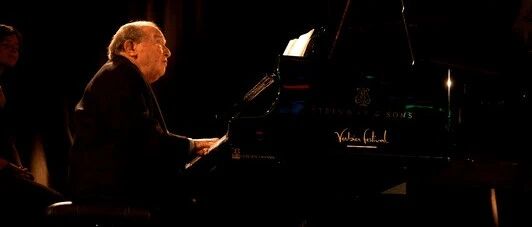 二战流亡的钢琴师，96岁弹奏“夜曲”，每个音符都穿透灵魂