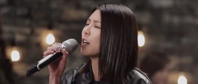 她唱出了华语乐坛最“苦”的情歌，爱情故事却比谁都甜