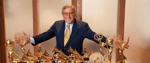 身患阿兹海默，95岁传奇歌王退休前最后一曲：“有歌唱，我就比春天更年轻”