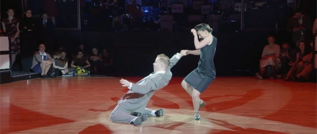 史上最"软"双人舞！好怕他们的腿打结啊...