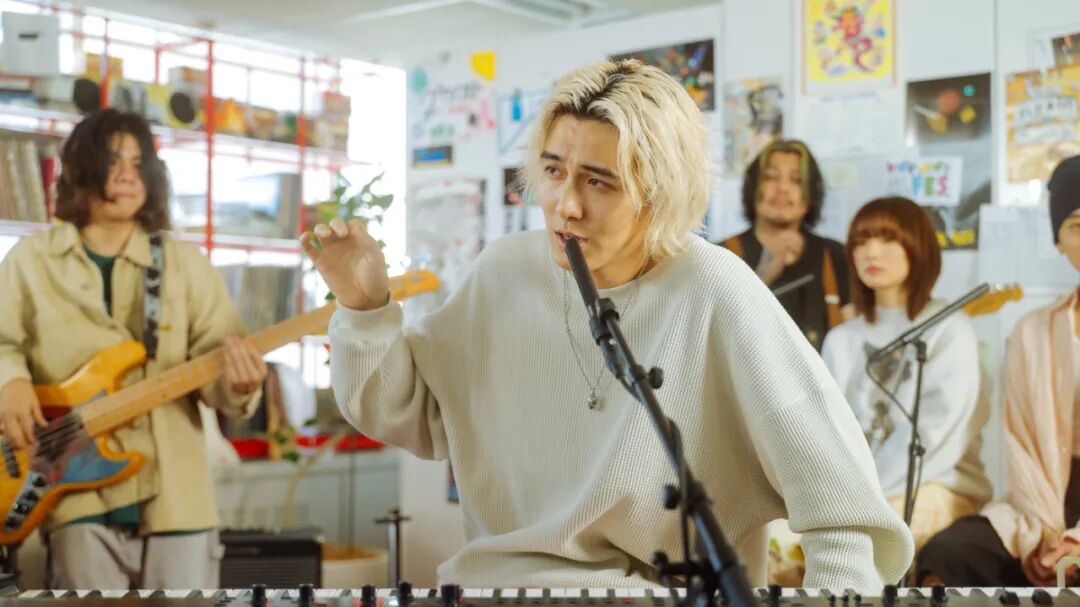 打翻钢琴还笑场:27岁日本音乐天才,是如何火遍全球的?