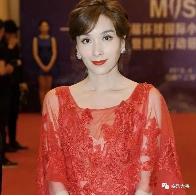 杨恭如46岁虽未婚但美得惊艳,穿红色薄纱连衣裙亮相,气质无敌了