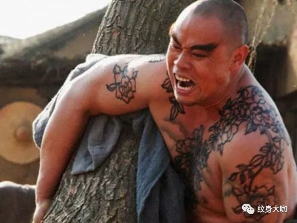 因肩臂胸膛有九條青龍紋身,所以人們都稱他為九紋龍,是他父親史太