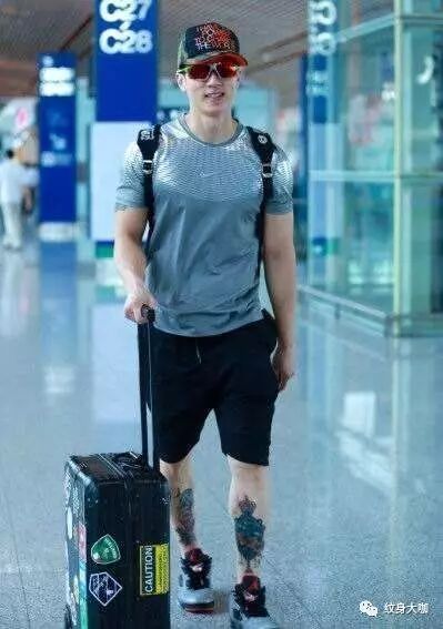 原来吴尊的两腿上有两个纹身图案!立马搜索了下,腿上有啥?遮腿毛阿?