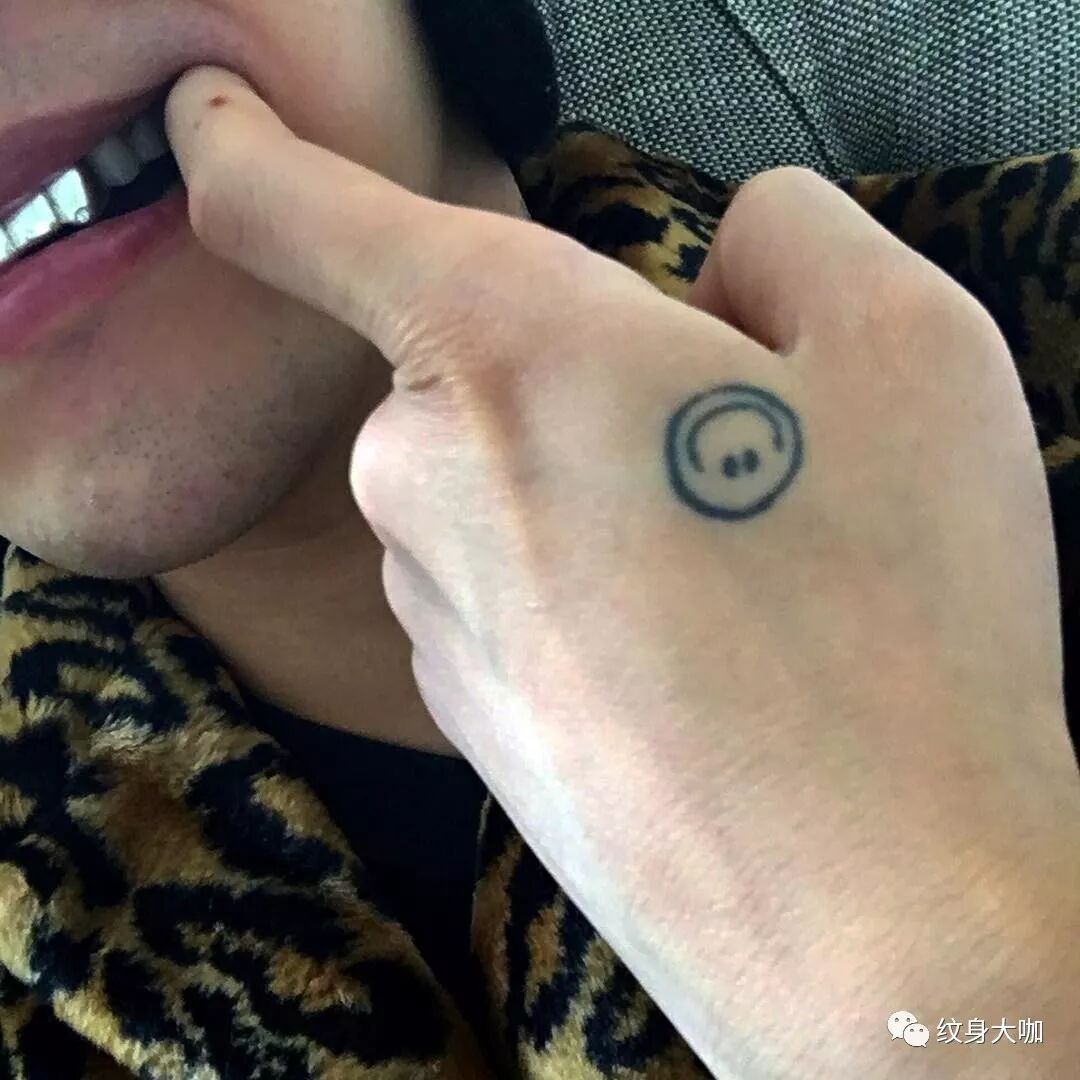 你老公gd带着他的笑脸纹身退伍回来了