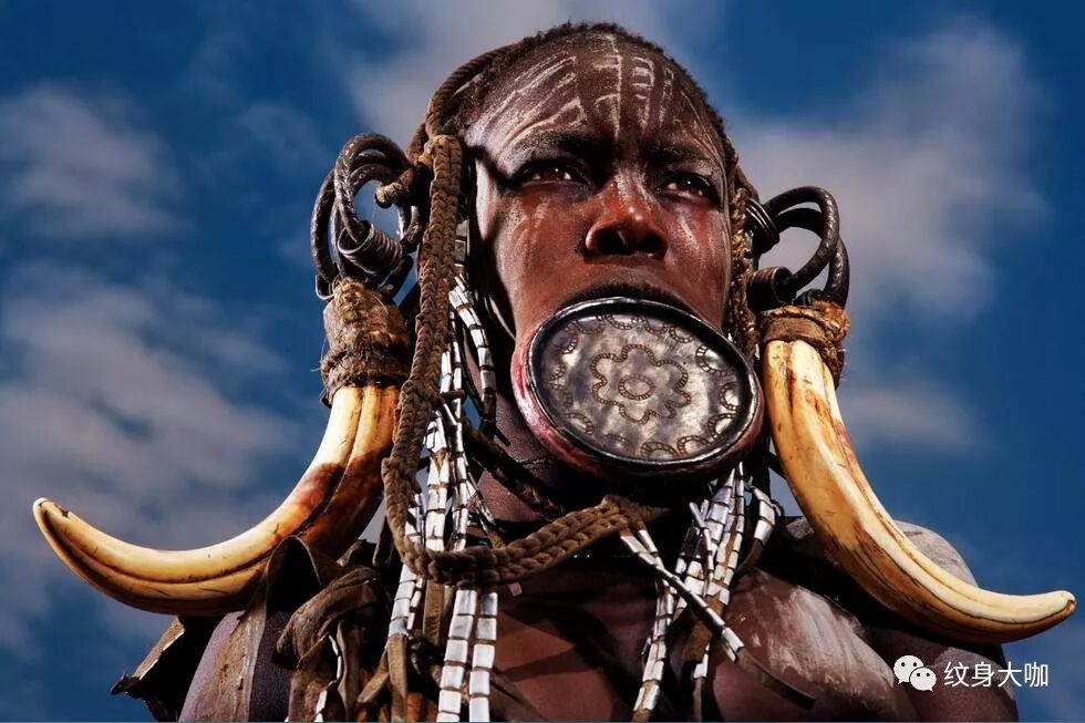 非洲大多数国家的少数民族中的穿孔非洲把穿孔视为家族的文化,少许的