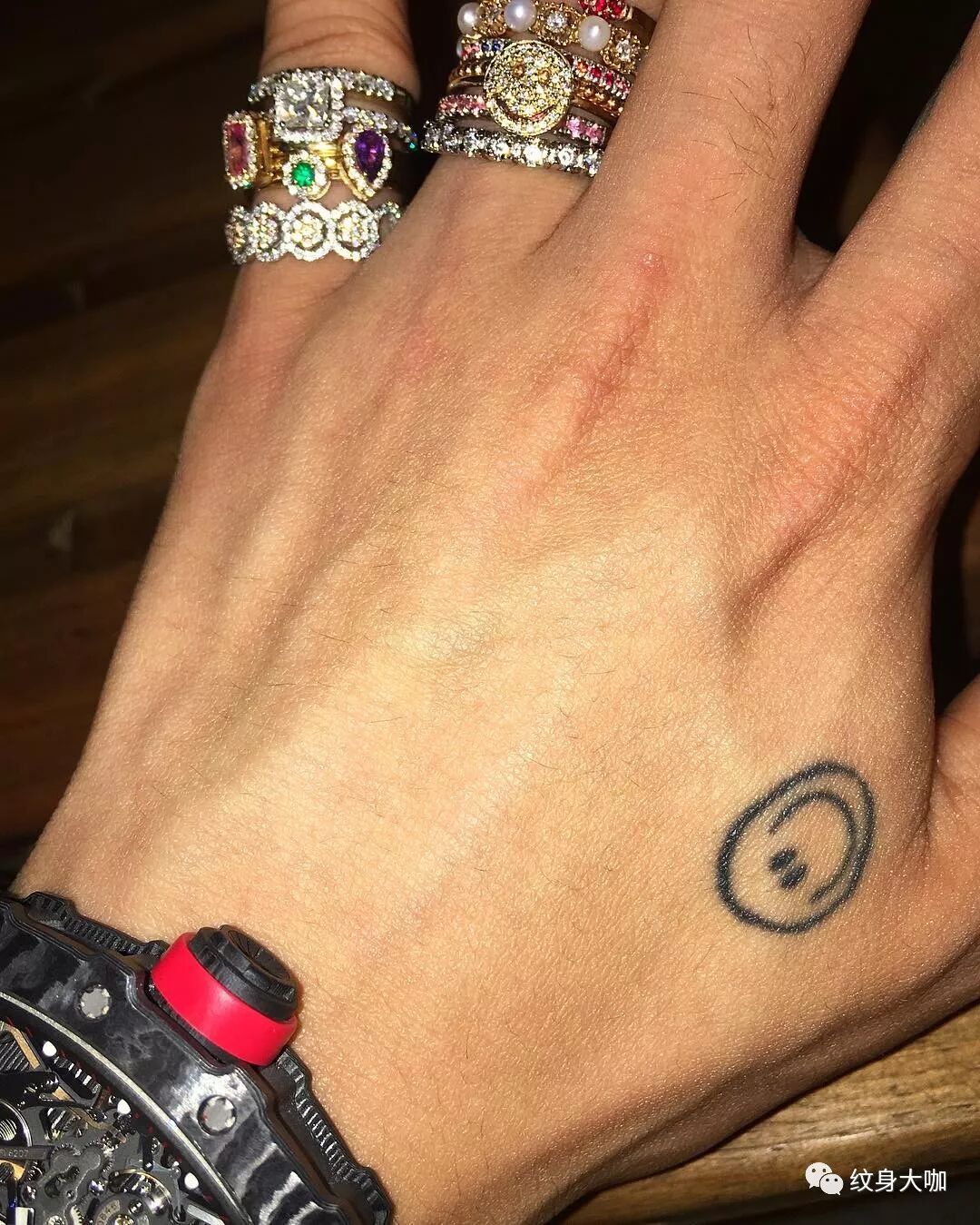 万千迷妹眼中的权志龙去服兵役了那他的纹身怎么办