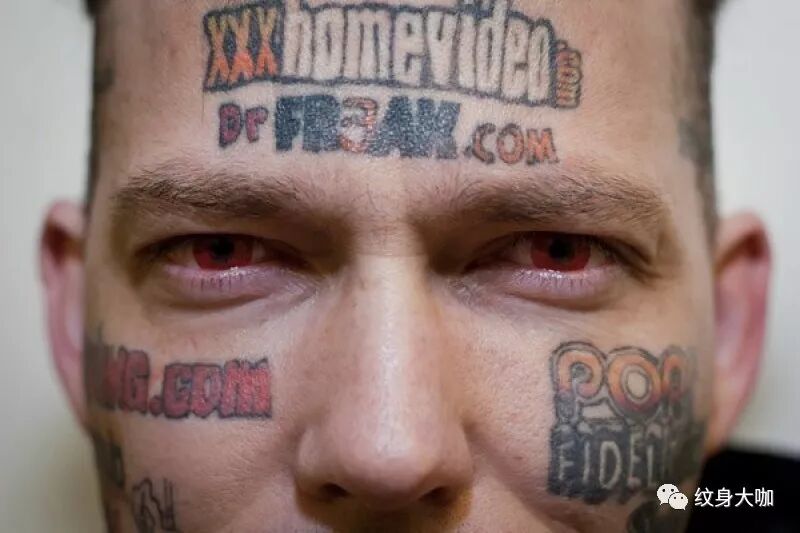 那个把色情网站纹在脸上的男人现在怎么样了