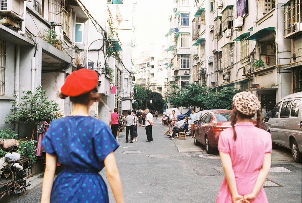 两个女孩凑在一起的画面太美好了！