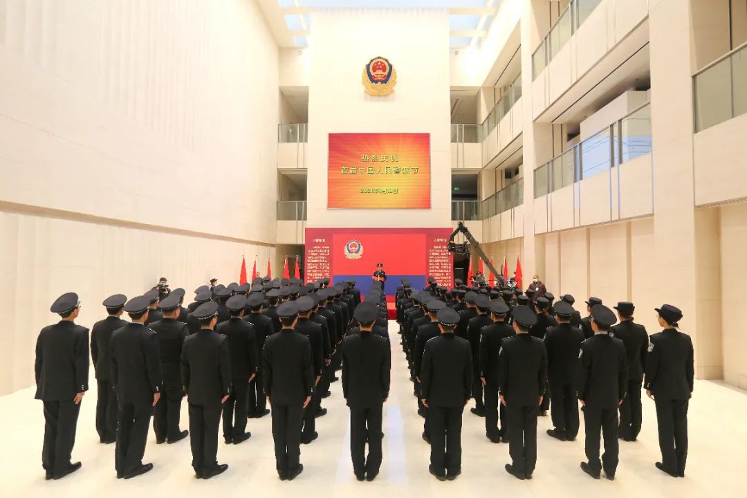 党委书记赵水芳领誓党委副书记赵琪主持集体合唱警歌《人民公安向前进》