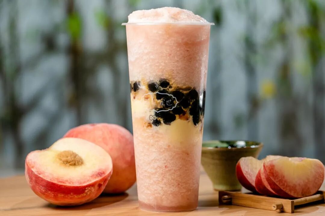 拿到手15分钟内喝口味最佳哦~把水蜜桃汁做成冰沙,再把香草雪糕和最近