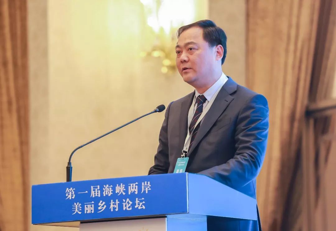 中共安吉县委副书记,县长陈永华作题为《高水平践行"两山"理念,高