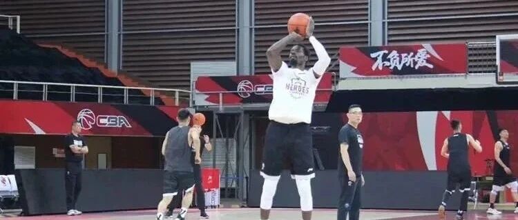 山东男篮明战北控全华班莫大意 哈里斯如何出场是个问题