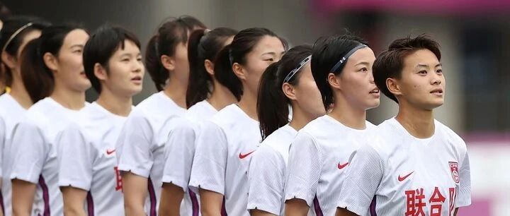 直击女足奥运联合队首秀：水庆霞雨中“亮相”，小胜东道主