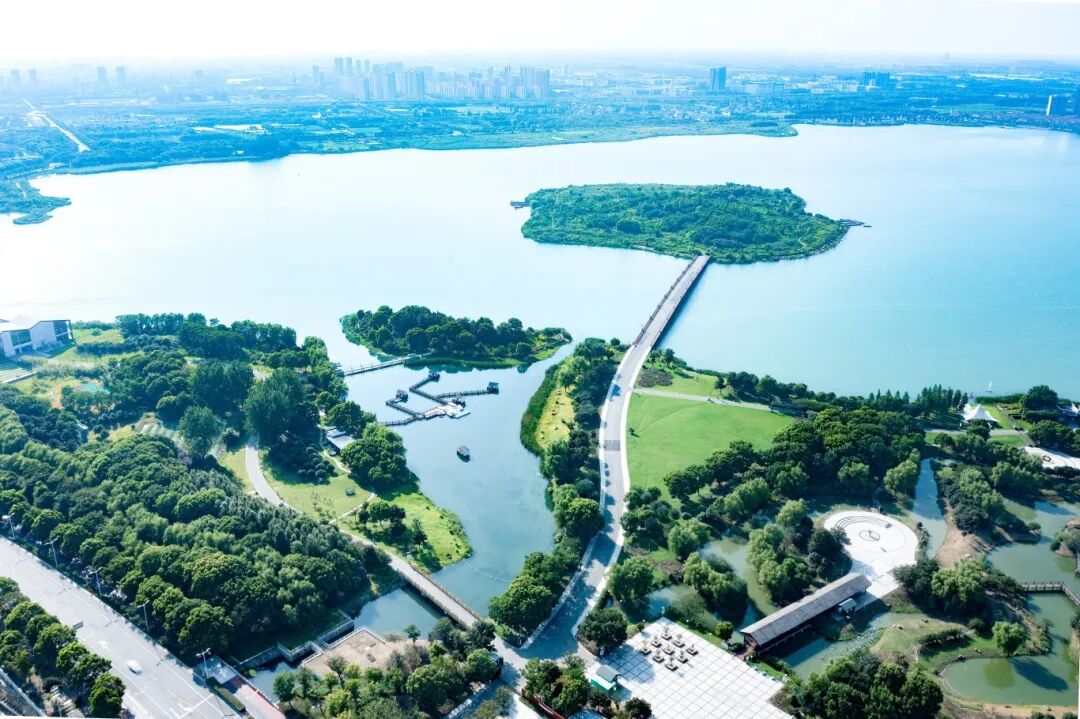 盛泽湖畔盛泽湖月季园占地面积800亩持江苏省旅游年卡免费游玩花星球