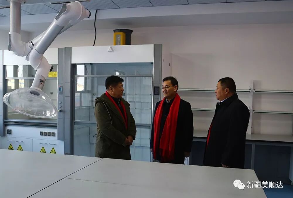 王總為羅師長介紹公司產品