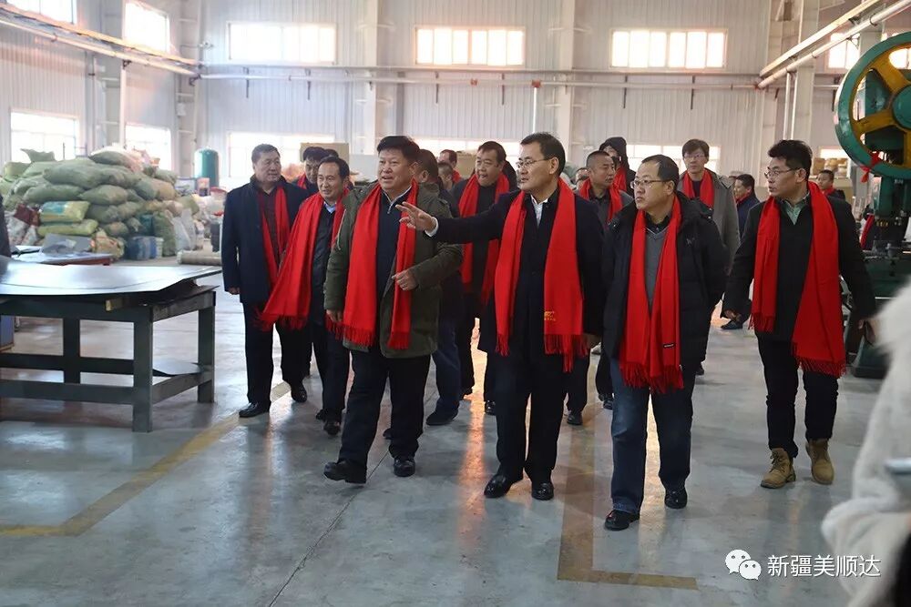 王總陪同領導貴賓參觀工廠