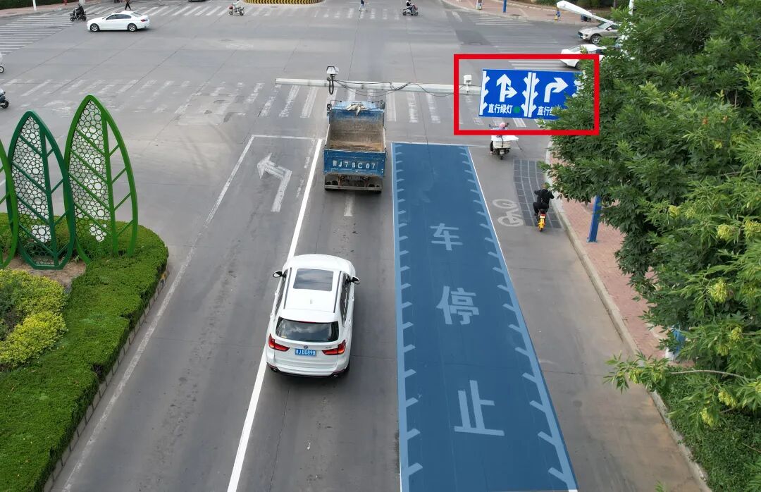 是由地面指示标线和可变车道指示牌组成