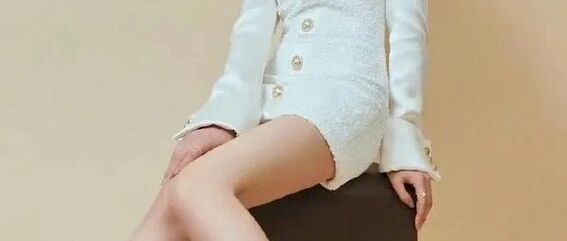 张天爱身穿拼接款小香风时尚裙搭配高跟鞋,简直“美翻天”