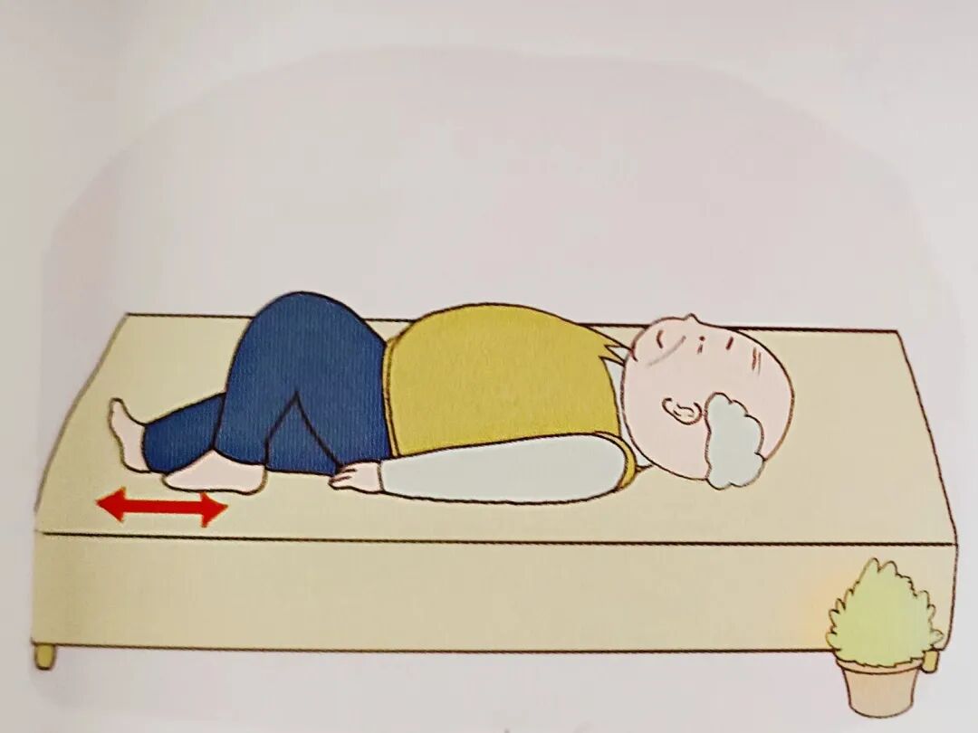 先将右腿慢慢屈膝,右脚踩在床上,坚持5秒钟,将右腿还原;再将左腿慢慢