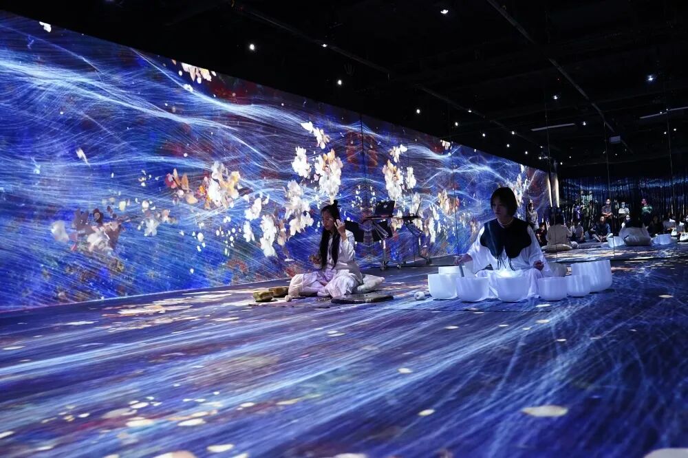 沉浸式投影融合案例——《落花流水》