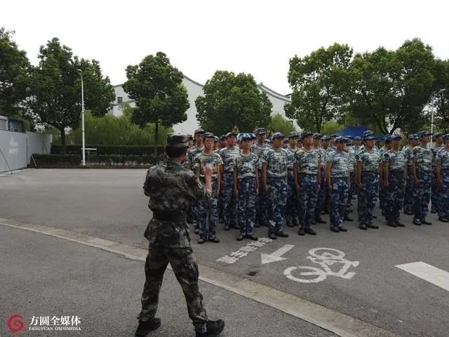 送餐老赵在上海交通大学带目蛙军事训练