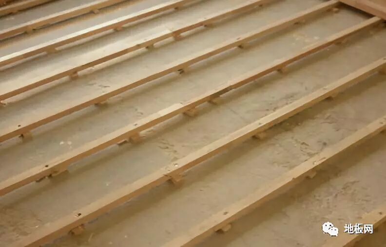 铺地板为何还要打龙骨？好多人家里都装错了，后悔没看到这篇！