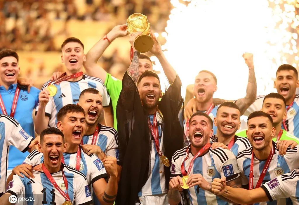 梅西圆梦 阿根廷队夺得队史第三座世界杯冠军奖杯（梅西夺得世界杯冠军）