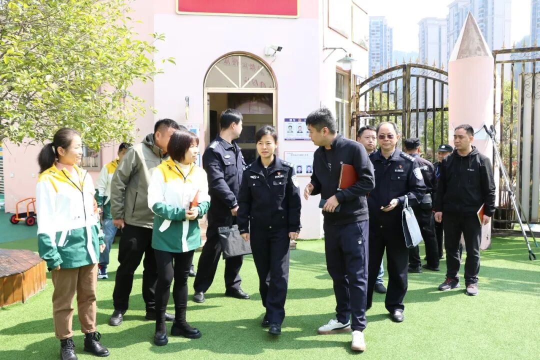 都匀四幼负责人汇报工作在都匀三中,调研组认真查看了校园环境,向学校
