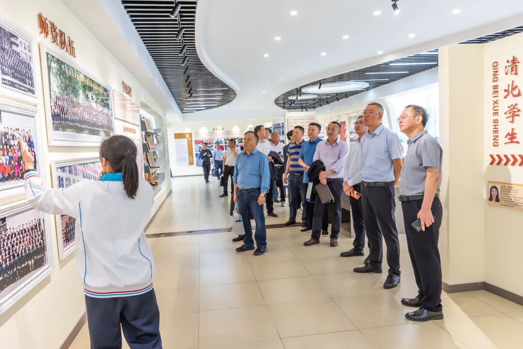 了解都匀三中办校办学和教育发展情况此次交流活动为推进两地"县管校