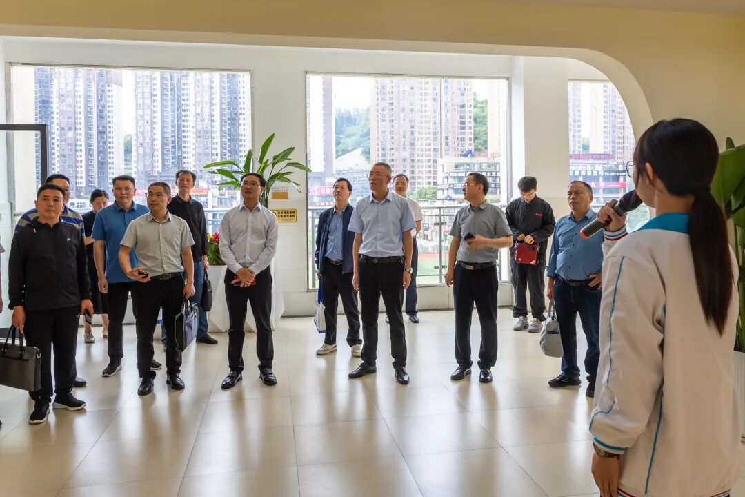 调研组在都匀三中参观在都匀三中,调研组参观了学校办公楼,文化大厅